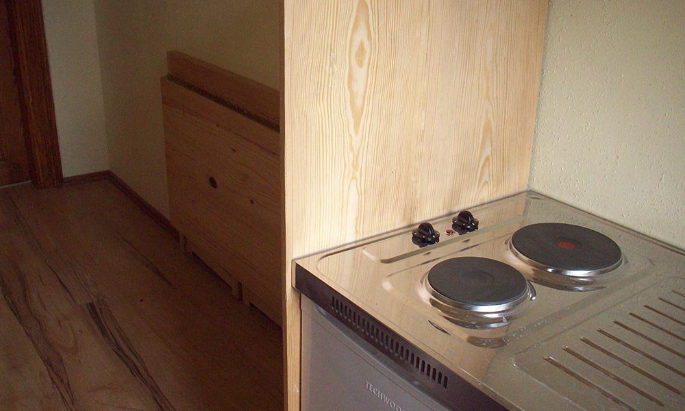 Miniküche mit Kochmöglichkeit, Kühlschrank und Spüle